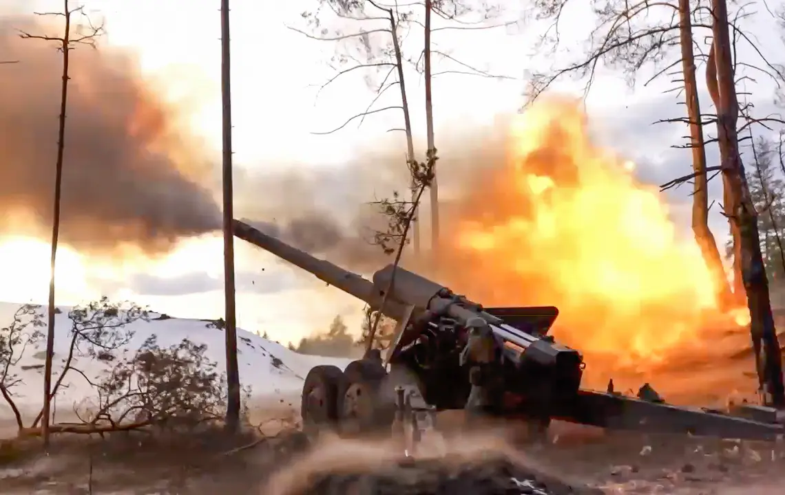 Un ca&ntilde;&oacute;n de campa&ntilde;a 2A36 Giatsint-B de 152 mm disparado en un lugar no revelado en la regi&oacute;n de Zaporizhzhia, Ucrania. / EFE