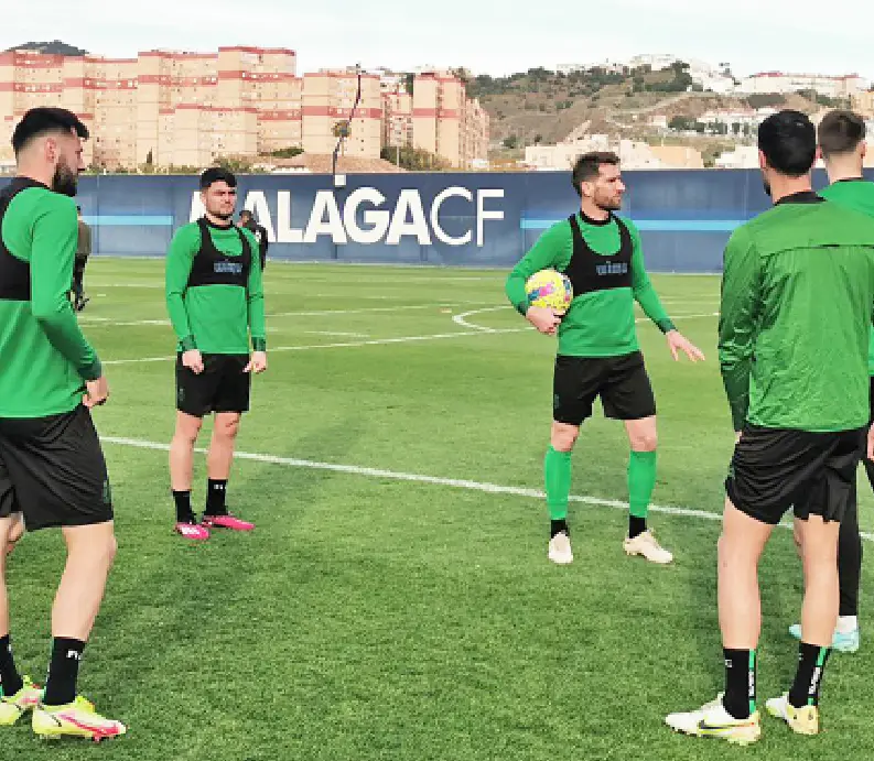 El Racing realiza su &uacute;ltimo entrenamiento antes del partido contra el M&aacute;laga, en el anexo de La Rosaleda. / RRC