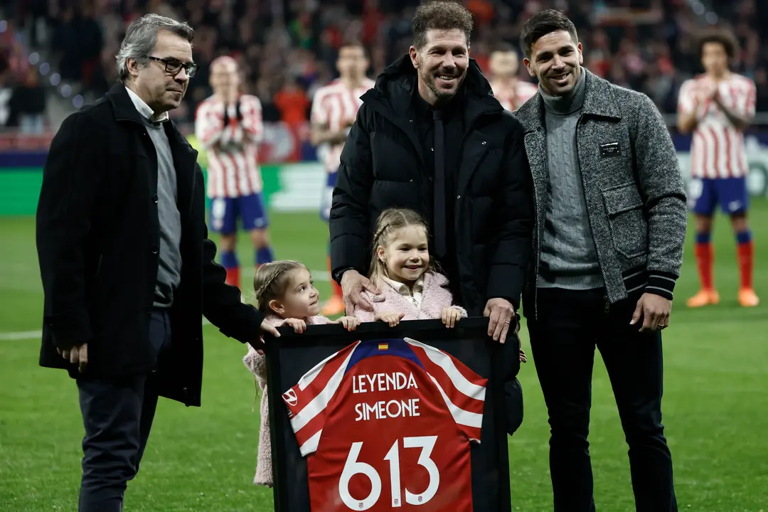 - El entrenador del Atl&eacute;tico de Madrid, Diego Simeone, recibe un homenaje por su r&eacute;cord de 613 partidos dirigiendo al equipo rojiblanco, al inicio del partido de Liga en Primera Divisi&oacute;n que Atl&eacute;tico de Madrid y Sevilla CF disputaron en el Civitas Metrpolitano, / Sergio P&eacute;rez