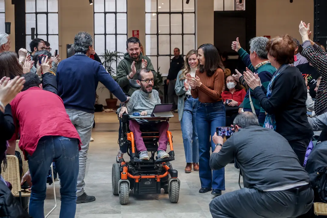 El portavoz parlamentario de Unidas Podemos en el Congreso, Pablo Echenique (c); llega acompa&ntilde;ado de la secretaria general de Podemos y ministra de Derechos Sociales y Agenda 2030, Ione Belarra (d); y el exvicepresidente segundo del Gobierno, Pablo Iglesias; durante la presentaci&oacute;n del primer libro de Echenique, &lsquo;Memorias de un piloto de combate&rsquo;, en el Espacio Larra, a 5 de marzo de 2023, en Madrid leer m&aacute;s (Espa&ntilde;a). En &lsquo;Memorias de un piloto de combate&rsquo;, publicado por la editorial independiente Arpa Editores, Echenique relata su trayectoria vital y pol&iacute;tica, as&iacute; como los principales acontecimientos que han marcado Podemos o la conformaci&oacute;n del Gobierno de coalici&oacute;n. / Alerta