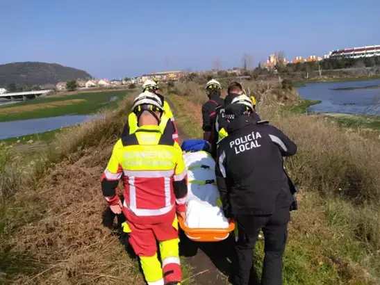Bomberos rescatan a un hombre tras caerse en las Marismas de Santo&ntilde;a. / 112