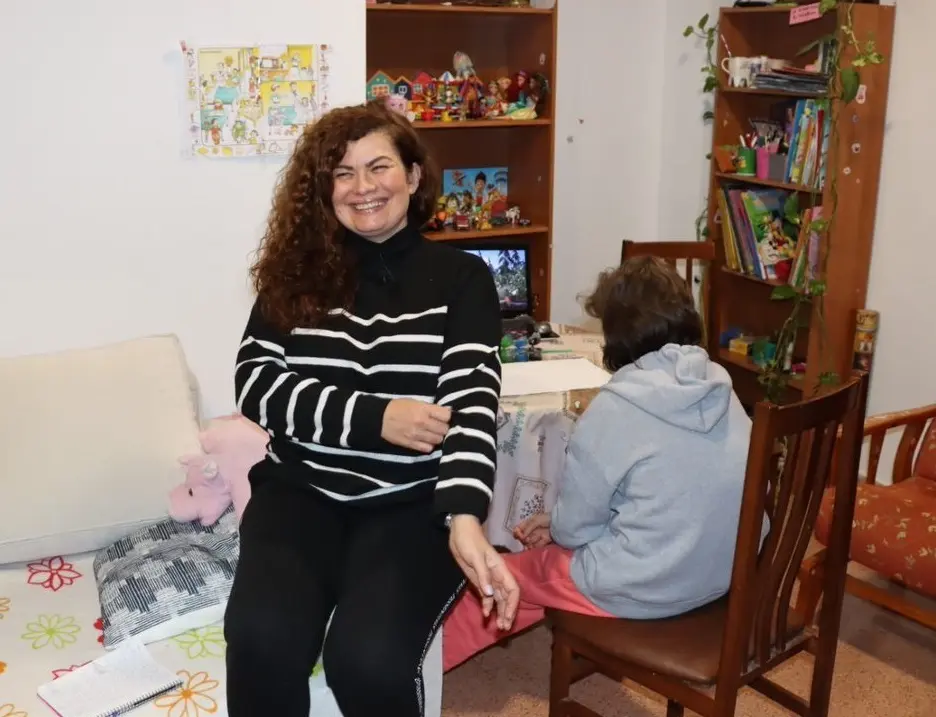 Olesya Savelieva y su hija Lisa, procedentes de Ucrania. Viven ahora en Alicante, gracias a C&aacute;ritas Orihuela. / Alerta