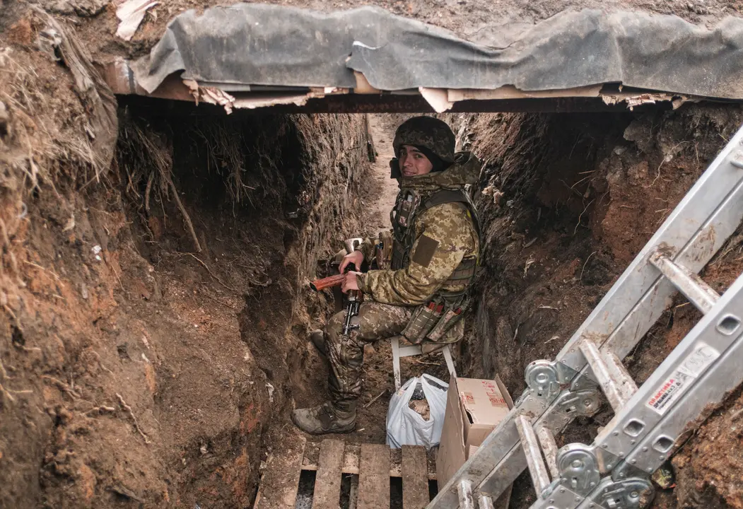 Un militar ucraniano reacciona en una zanja cerca de la ciudad de Bajmut en el &aacute;rea de Donetsk, Ucrania, el 31 de diciembre de 2022. / GEORGE IVANCHENKO