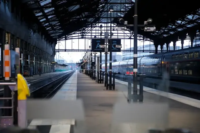 La estaci&oacute;n Gare de Lyon en medio de una interrupci&oacute;n en los servicios de trenes durante una huelga en Francia. EFE/EPA/Teresa Su&aacute;rez/Archivo
