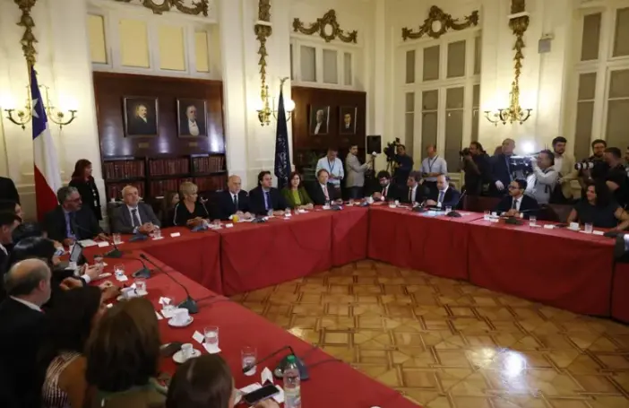 El presidente del Senado, &Aacute;lvaro Elizalde (c-i), el presidente de la C&aacute;mara de Diputados, Vlado Mirosevic (c-d), la vicepresidenta del Senado, Luz Ebensperger (3-i), y la vicepresidenta de la C&aacute;mara de Diputados, Catalina P&eacute;rez (2-d), se re&uacute;nen hoy con los 24 expertos designados para elaborar un borrador de nueva Constituci&oacute;n, en Santiago (Chile). EFE/ Elvis Gonz&aacute;lez