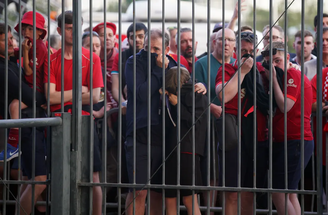 Los aficionados tuvieron dificultades de acceso al estadio por los incidentes que se produjeron antes del partido entre el Real Madrid y el Liverpool. / Peter Byrne