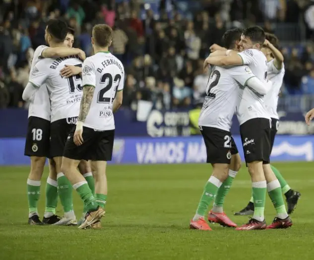 Jugadores del Racing celebrando la victoria sobre el M&aacute;laga. / laliga