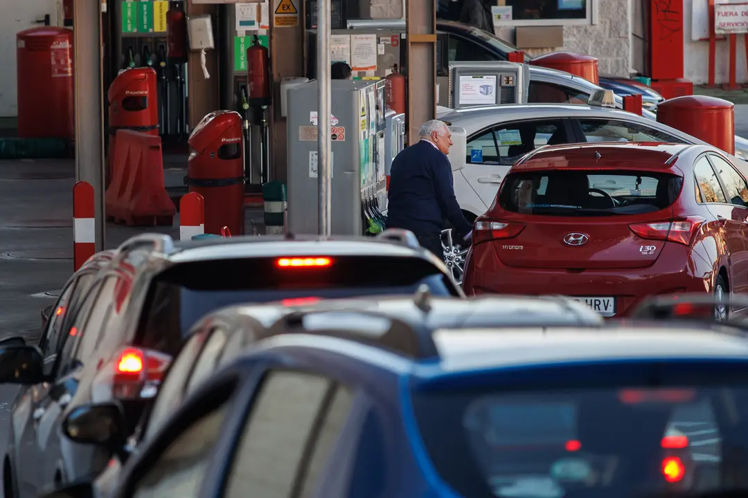Un hombre repostando en una gasolinera. / Alerta