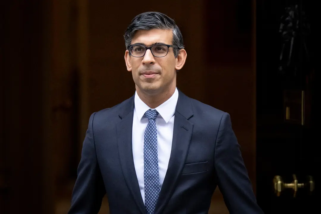 El primer ministro brit&aacute;nico, Rishi Sunak, sale de su residencia oficial en el n&uacute;mero 10 de Downing Street en Londres el pasado 1 de marzo. / TOLGA AKMEN