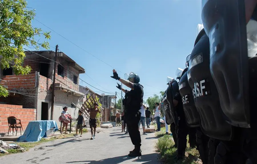 a Polic&iacute;a de la provincia de Santa Fe llega para controlar el saqueo y ataque a una residencia. / ranco Trovato Fuoco