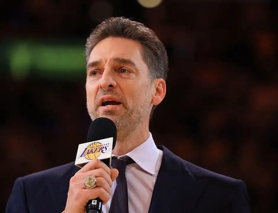 El exjugador espa&ntilde;ol Pau Gasol en su discurso en el Crypto.Com Arena de los Lakers tras ser retirada su camiseta y dorsal '16'. / ABIGAIL FIELD