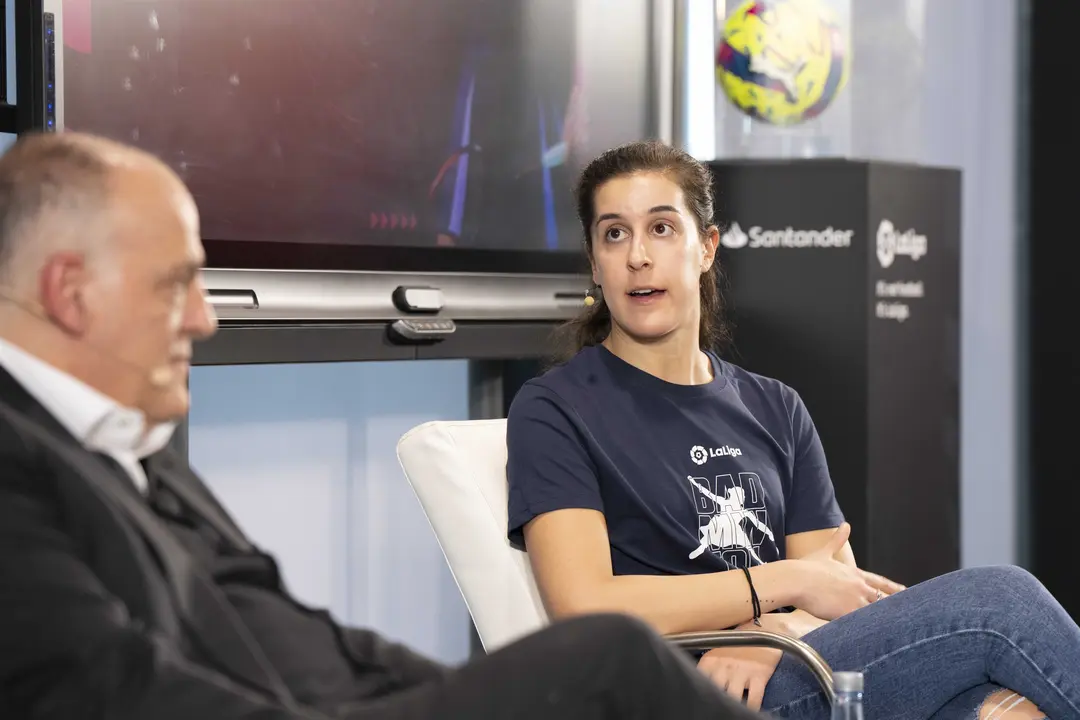 La jugadora de b&aacute;dminton Carolina Mar&iacute;n y el presidente de LaLiga, Javier Tebas. / LALIGA