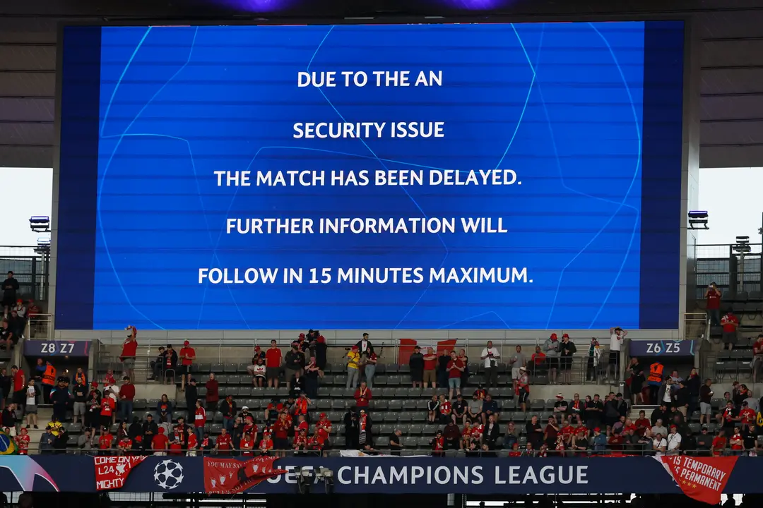 Imagen de los videomarcadores del Estadio de Francia anunciando el retraso del encuentro de la final de la Liga de Campeones que disputaron el pasado 28 de mayo el Real Madrid y Liverpool, en Par&iacute;s. / Juanjo Mart&iacute;n.