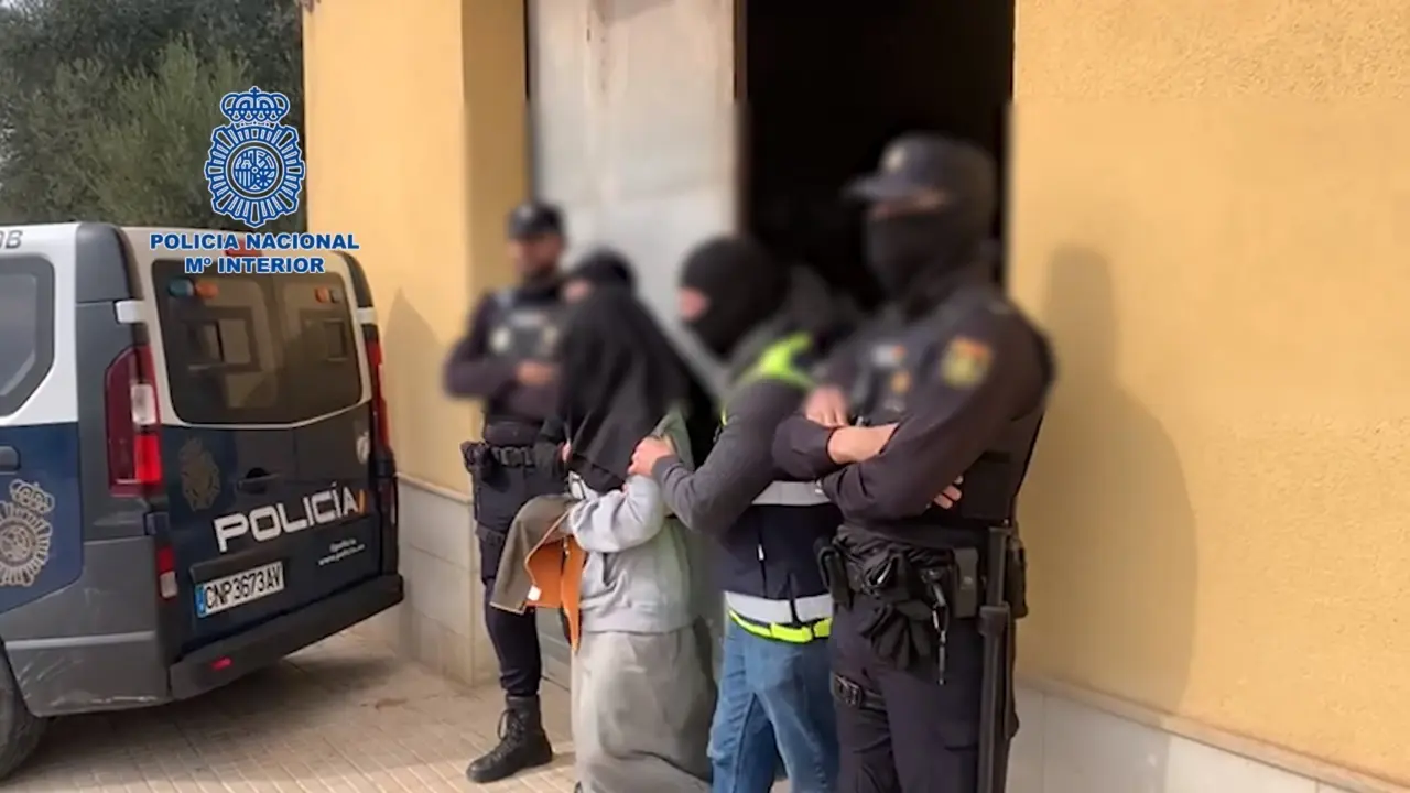 Varios agentes junto a un yihadista detenido. / CNP
