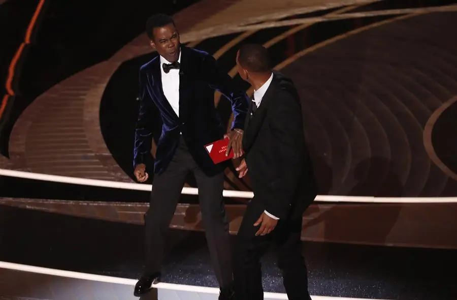 Fotograf&iacute;a de archivo fechada el 28 de marzo de 2022 que muestra al actor Will Smith (d) mientras abofetea al presentador de la gala Chris Rock (i) durante la 94&ordf; ceremonia anual de los Premios de la Academia de Cine estadounidense en el Dolby Theatre de Hollywood, Los &Aacute;ngeles, California (Estados Unidos). / Etienne Laurent