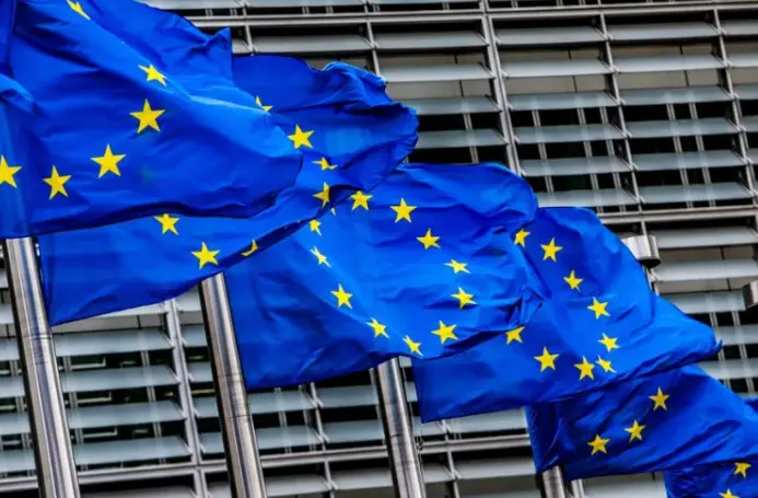 Banderas de la Uni&oacute;n Europea ante la sede de la Comisi&oacute;n Europea en Bruselas en una imagen de archivo. / Stephanie Lecocq