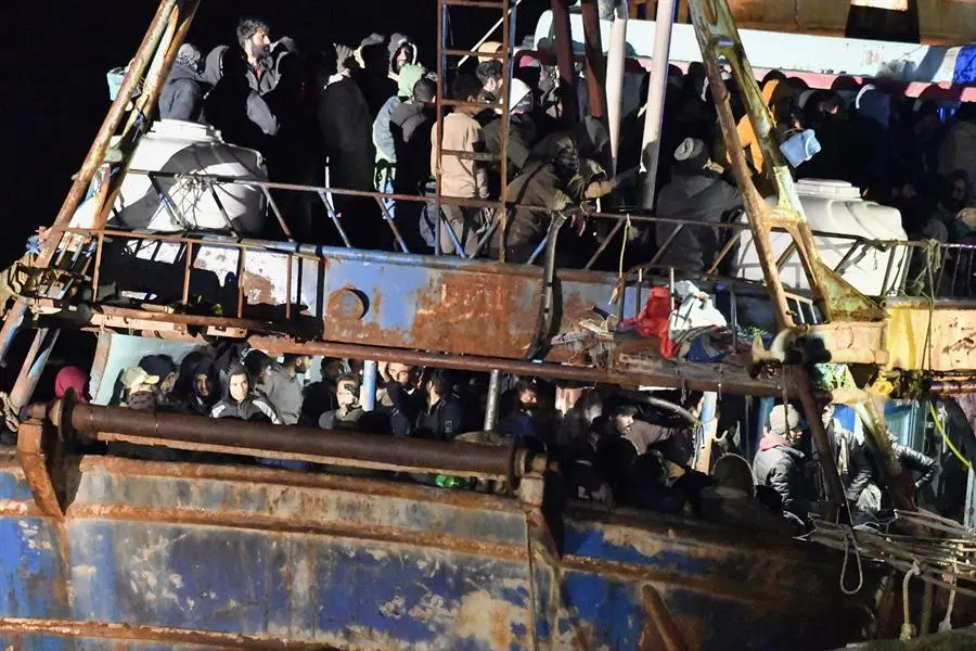 El barco con 500 migrantes que hab&iacute;an lanzado la alarma este viernes por encontrarse en dificultad fue socorrido por la Guardia Costera italiana. / GIUSEPPE PIPITA