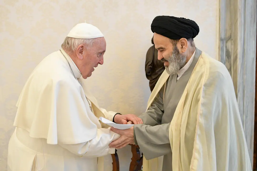 El papa Francisco (izq.) se re&uacute;ne con el presidente de Religiones y Denominaciones de la Universidad Seyed, Abu al Hassan Navab (der.), este viernes en el Vaticano. / VATICAN MEDIA