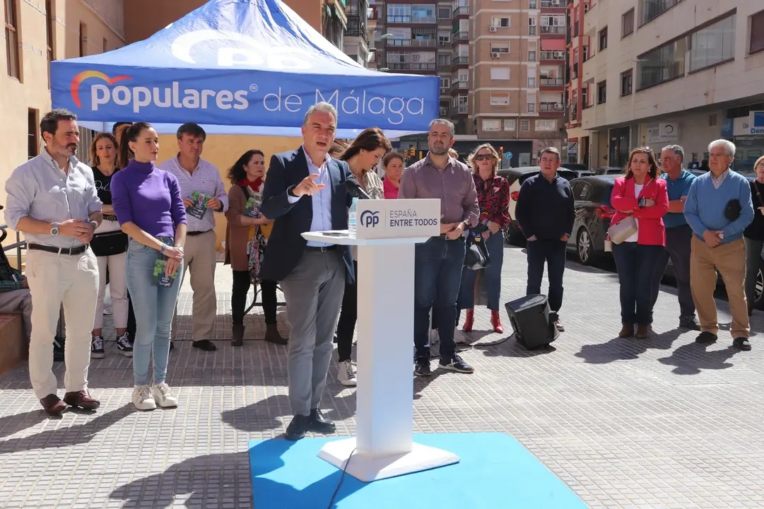 El coordinador general del PP, El&iacute;as Bendodo, en la visita a una carpa del PP en M&aacute;laga. / Alerta