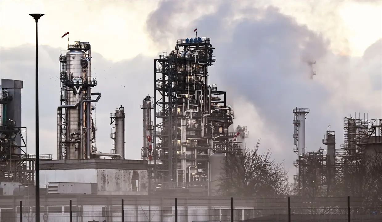 Vista desde la calle de una refiner&iacute;a de petr&oacute;leo. E.P. / Uli Deck
