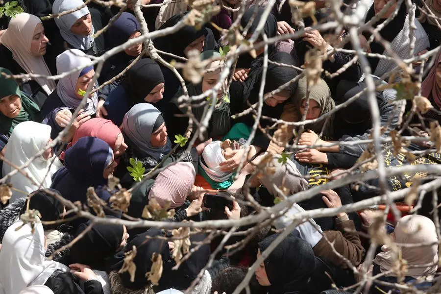 Familiares y allegados lloran el cuerpo de Ahmad Fashafsha en el transcurso del funeral de tres militantes palestinos asesinados por las fuerzas israel&iacute;es en la ciudad de Jaba. EFE / Alaa Badarneh