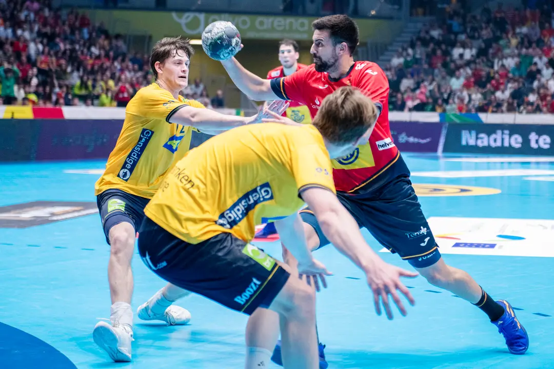El jugador de la selecci&oacute;n espa&ntilde;ola intenta superar a los defensores de la selecci&oacute;n de Suecia durante el encuentro correspondiente a la EHF Euro Cup 2024 disputado hoy domingo en el Olivo Arena de Ja&eacute;n. / Jos&eacute; Manuel Pedrosa.