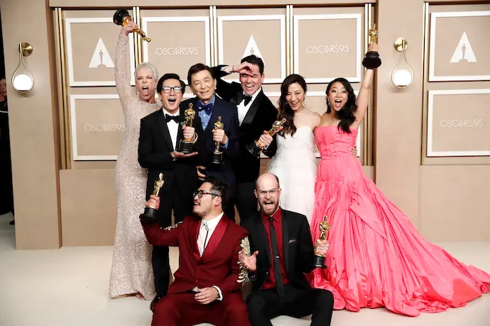 Jamie Lee Curtis, ganadora del premio a la mejor actriz de reparto, Ke Huy Quan, ganador del premio al mejor actor de reparto, James Hong, Jonathan Wang, ganador del premio a la mejor pel&iacute;cula, Michelle Yeoh, ganadora del premio a la mejor actriz protagonista, Stephanie Hsu y (de izda. a dcha., &uacute;ltima fila) Dan Kwan y Daniel Scheinert, ganadores del premio al mejor director y a la mejor pel&iacute;cula por "Todo a la vez en todas partes", posan en la sala de prensa durante la 95&ordf; ceremonia anual de los Premios de la Academia en el Dolby Theatre de Hollywood, Los &Aacute;ngeles, California, EE.UU., el 12 de marzo de 2023. Los Oscar se conceden a los esfuerzos individuales o colectivos m&aacute;s destacados en el cine en 24 categor&iacute;as. (Estados Unidos) EFE/EPA/CAROLINE BREHMAN