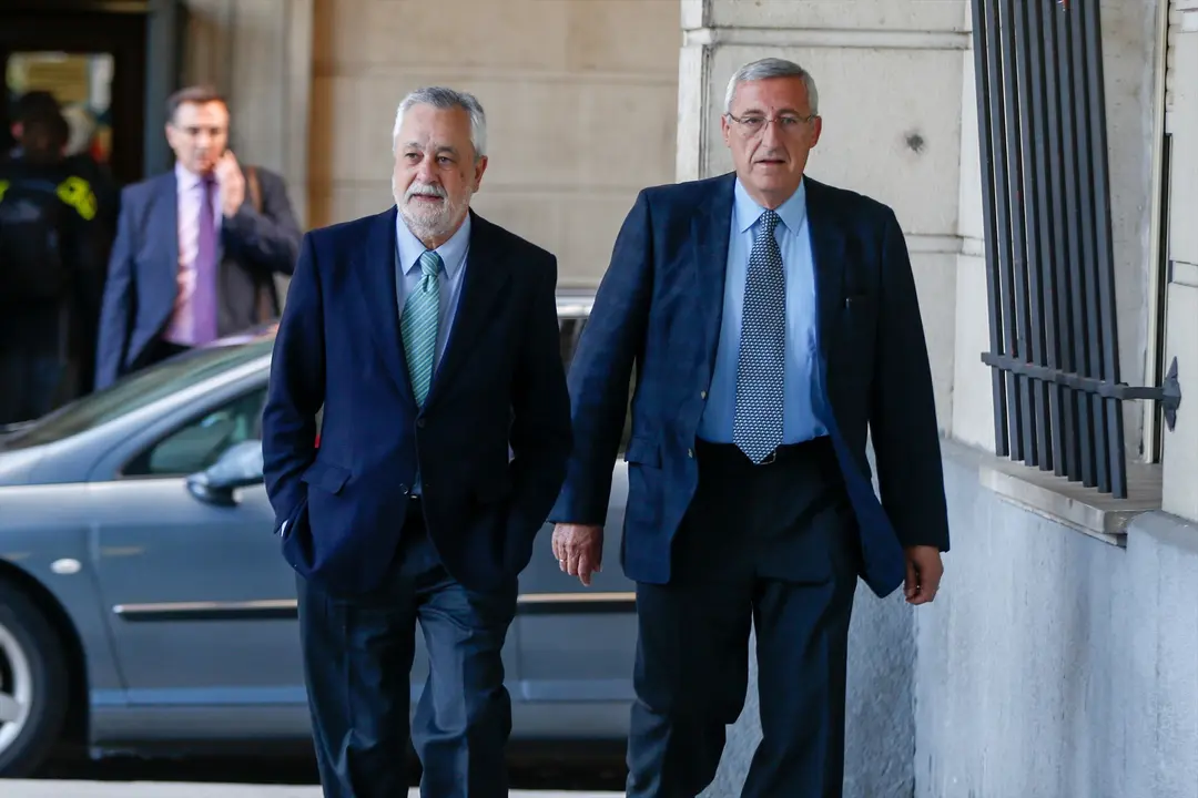 El expresidente de laJunta de Andaluc&iacute;a, Jos&eacute; Antonio Gri&ntilde;&aacute;n (i), a su llegada a la sesi&oacute;n de juicio por el caso ERE en una imagen de archivo. EP / Eduardo Briones