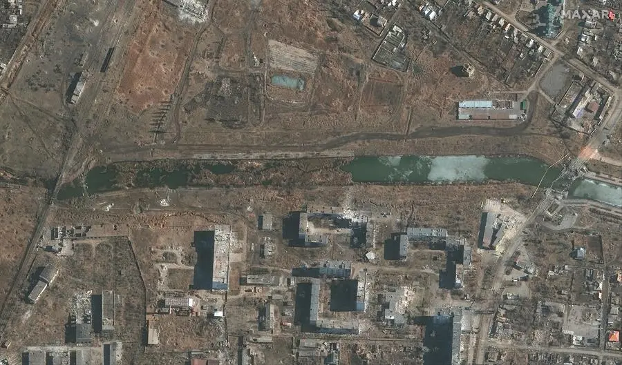 Una imagen satelital muestra los  puentes da&ntilde;ados sobre el r&iacute;o Bakhmutovka, en medio de la batalla en curso por Bajmut, en Ucrania. EFE