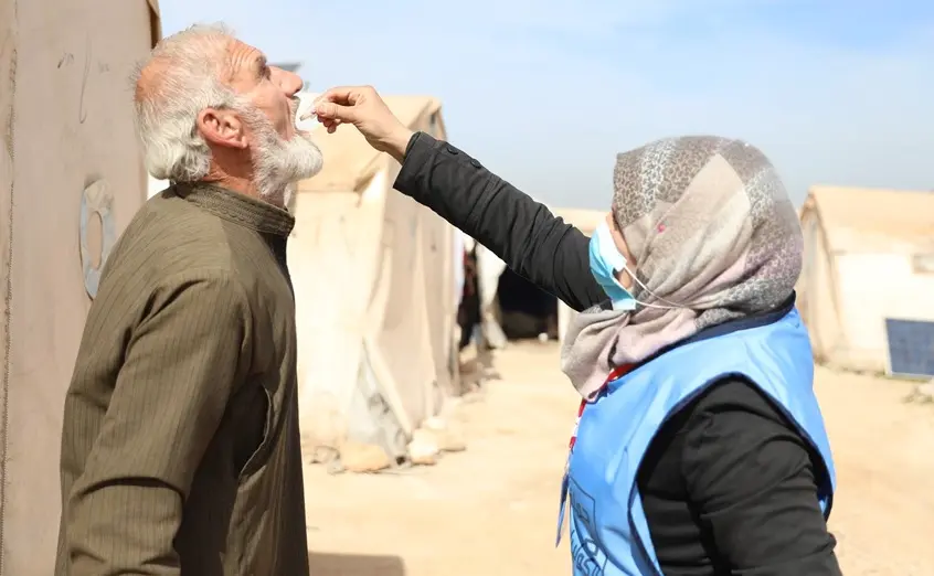 Vacuna contra el c&oacute;lera en un campo de refugiados sirio para prevenir esta enfermedad tras los terremotos. EFE / Yahya Nemah