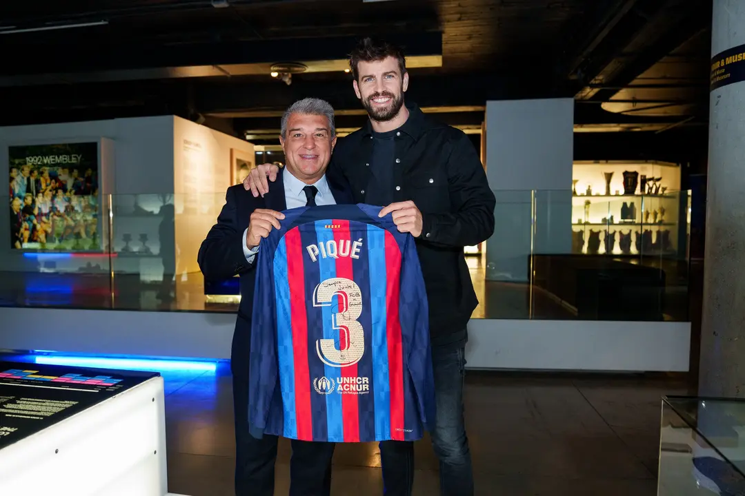 El presidente del Barcelona, Joan Laporta y el exjugador blaugrana, Gerard Piqu&eacute;. / GERMAN PARGA