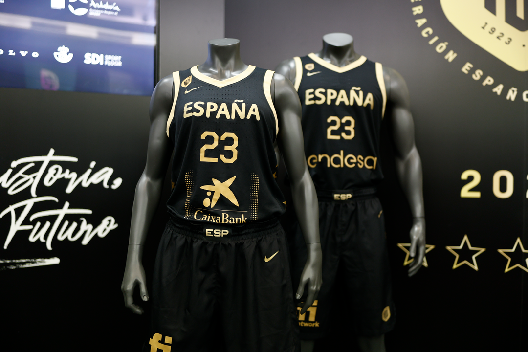 Nueva equipaci&oacute;n que la Federaci&oacute;n Espa&ntilde;ola de Baloncesto (FEB) present&oacute; con motivo de su centenario. / Rodrigo Jim&eacute;nez