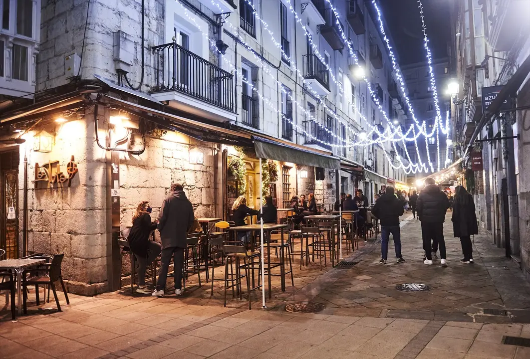 Comensales sentados en la terraza de un establecimiento de Santander. E.P. / Huan Manuel Serrano Arce