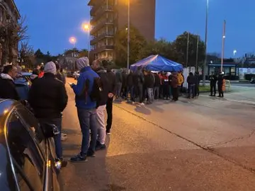 Un grupo de trabajadores de Aspla en las puertas de la empresa. Alerta
