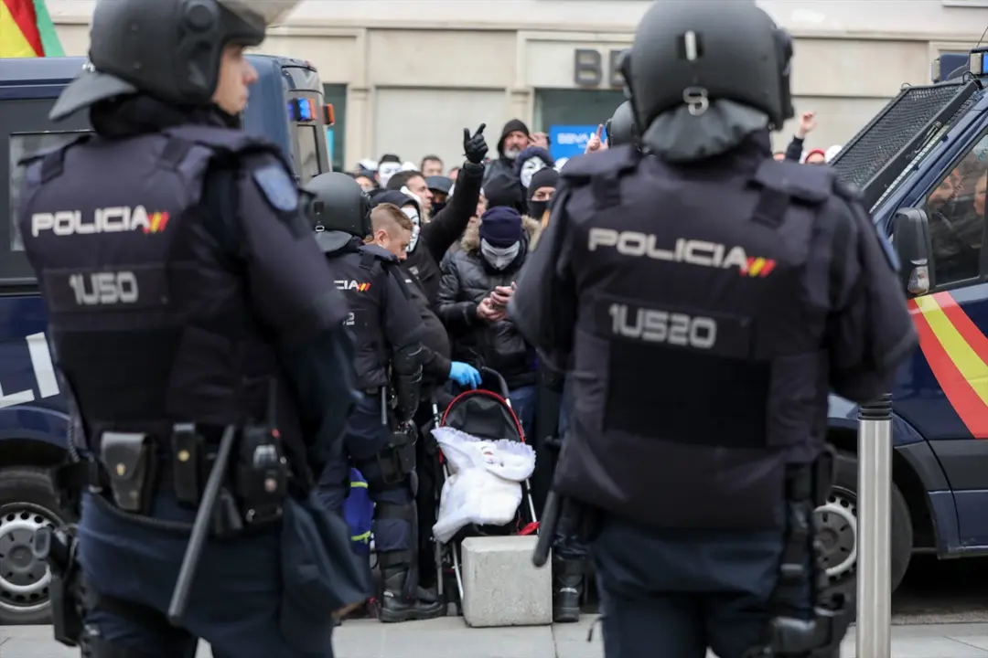 Agentes de la Polic&iacute;a Nacional frente a los manifestantes. EP / Jes&uacute;s Hell&iacute;n
