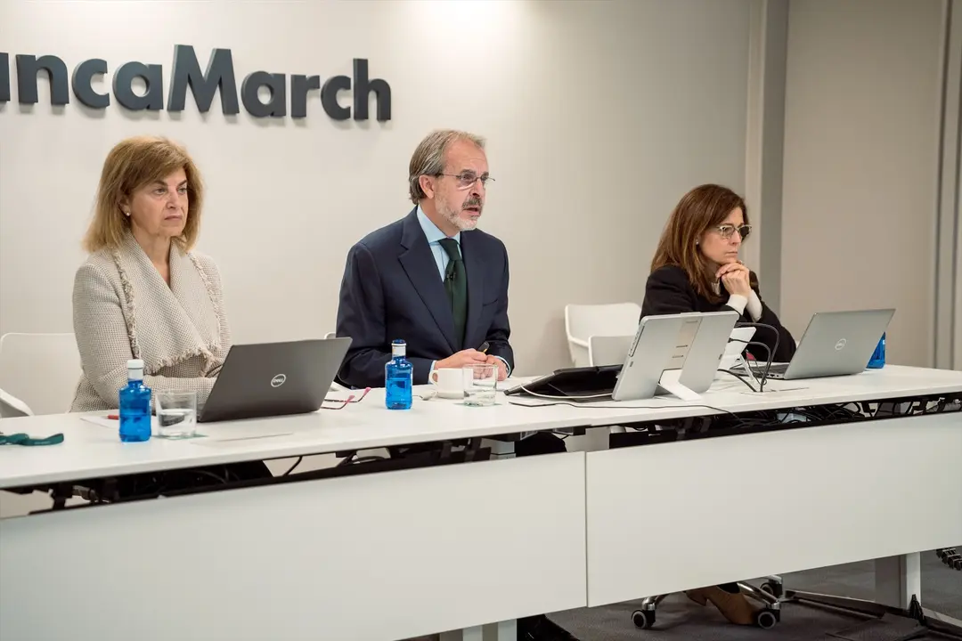 (I-D) La directora financiera de Banca March, Nieves Vila; el consejero delegado de Banca March, Jos&eacute; Luis Acea, y la directora de comunicaci&oacute;n de Banca March, Isabel Lafont. EP / Gabriel Luengas