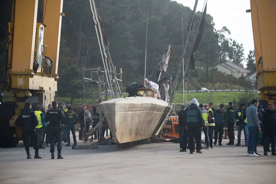 La Guardia Civil subida al semisumergible de fabricaci&oacute;n artesanal. EP / Gustavo de la Paz
