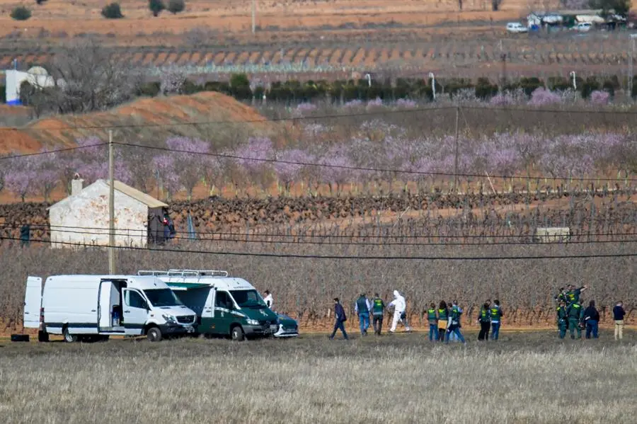 La Guardia Civil registra este martes una finca de Ciudad Real. EFE / Jes&uacute;s Monroy