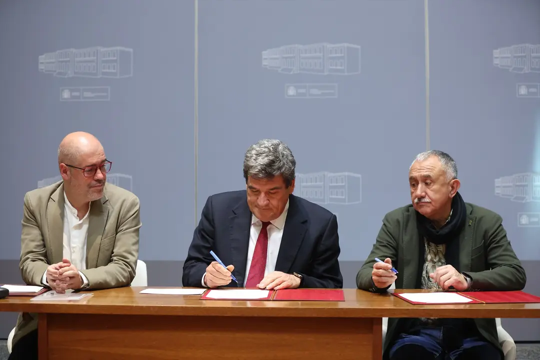 (I-D) El secretario general de Comisiones Obreras (CCOO), Unai Sordo; el ministro de Inclusi&oacute;n, Seguridad Social y Migraciones, Jos&eacute; Luis Escriv&aacute;, y el secretario general de UGT, Pepe &Aacute;lvarez. EP / Isabel Infantes