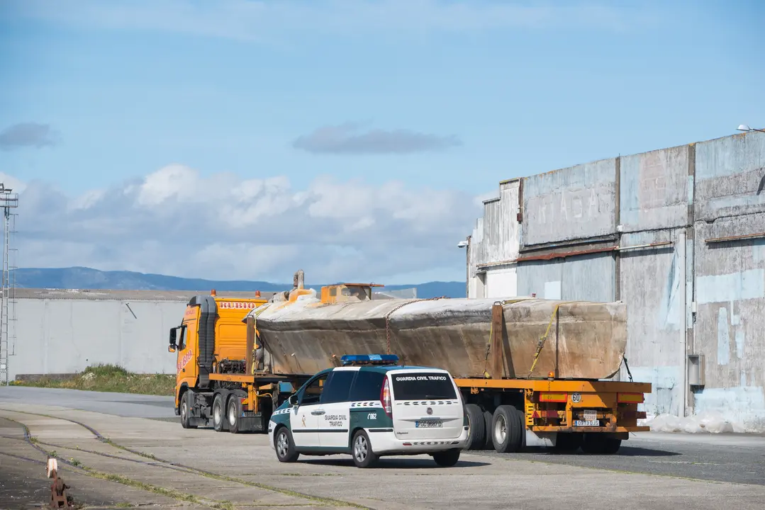 El narcosubmarino hallado en la r&iacute;a de Arousa, a su llegada al muelle de O Ramal, en el puerto de Vilagarc&iacute;a de Arousa (Pontevedra), en un transporte especial escoltado por la Guardia Civil. / GUSTAVO DE LA PAZ