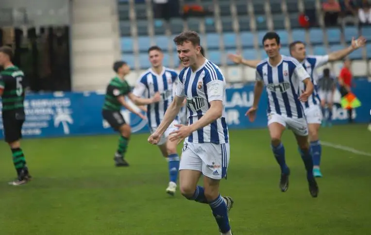 &Aacute;lex Basurto celebra un gol ante su afici&oacute;n. / A.B.