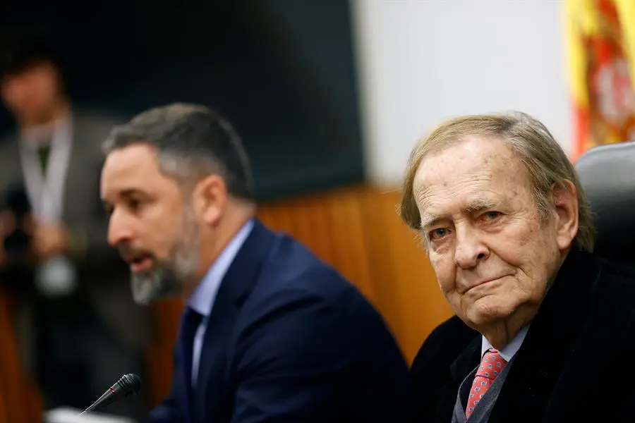 El candidato a la Presidencia del Gobierno, Ram&oacute;n Tamames (d), acompa&ntilde;ado del l&iacute;der del partido, Santiago Abascal (i), informa de los motivos para pedir al Congreso que desaloje a Pedro S&aacute;nchez de La Moncloa, este jueves en el Congreso de los Diputados.EFE/Javier Liz&oacute;n