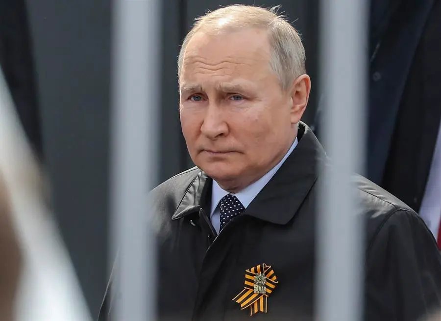 El presidente ruso, Vladimir Putin, entra en la plaza Roja para asistir a un desfile militar. EFE / MAXIM SHIPENKOV