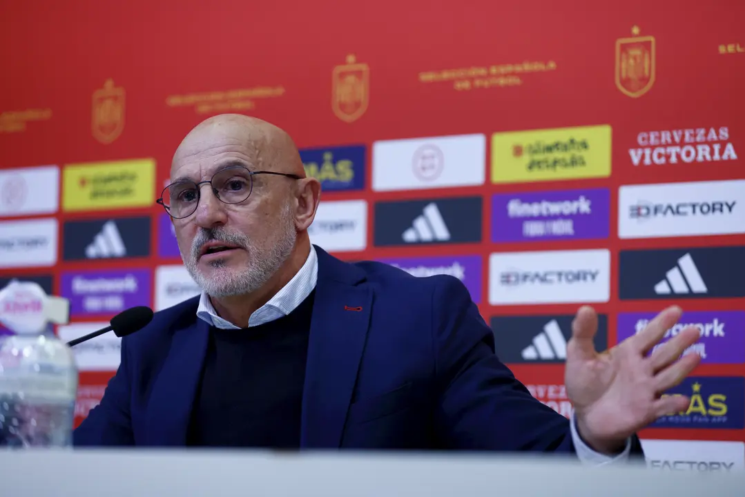 El entrenador de la selecci&oacute;n nacional de f&uacute;tbol. / Oscar J. Barroso
