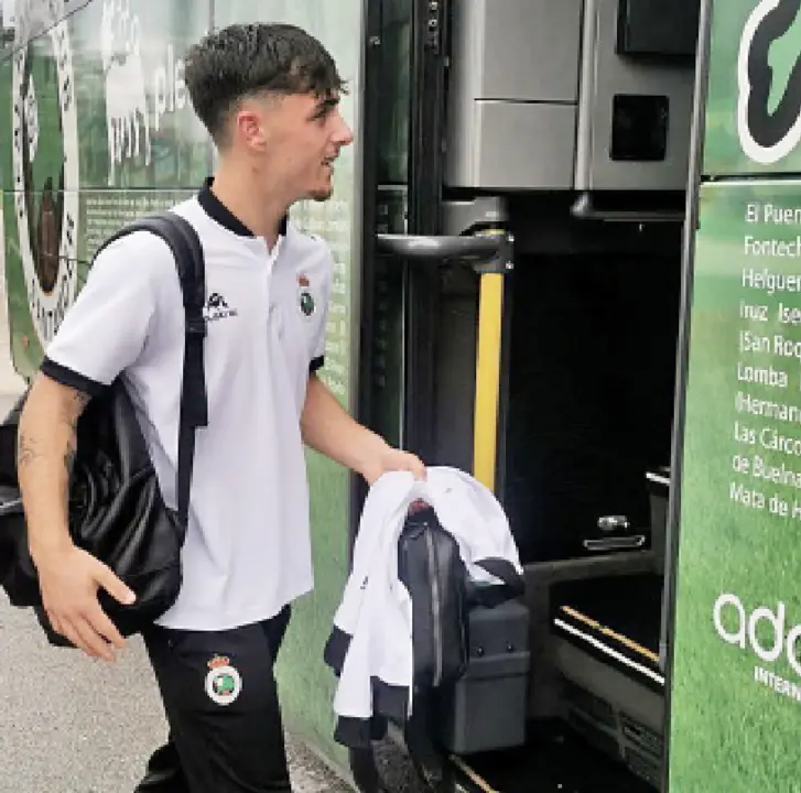 La plantilla del Racing sali&oacute; ayer de Santander con destino a Lugo. / alerta