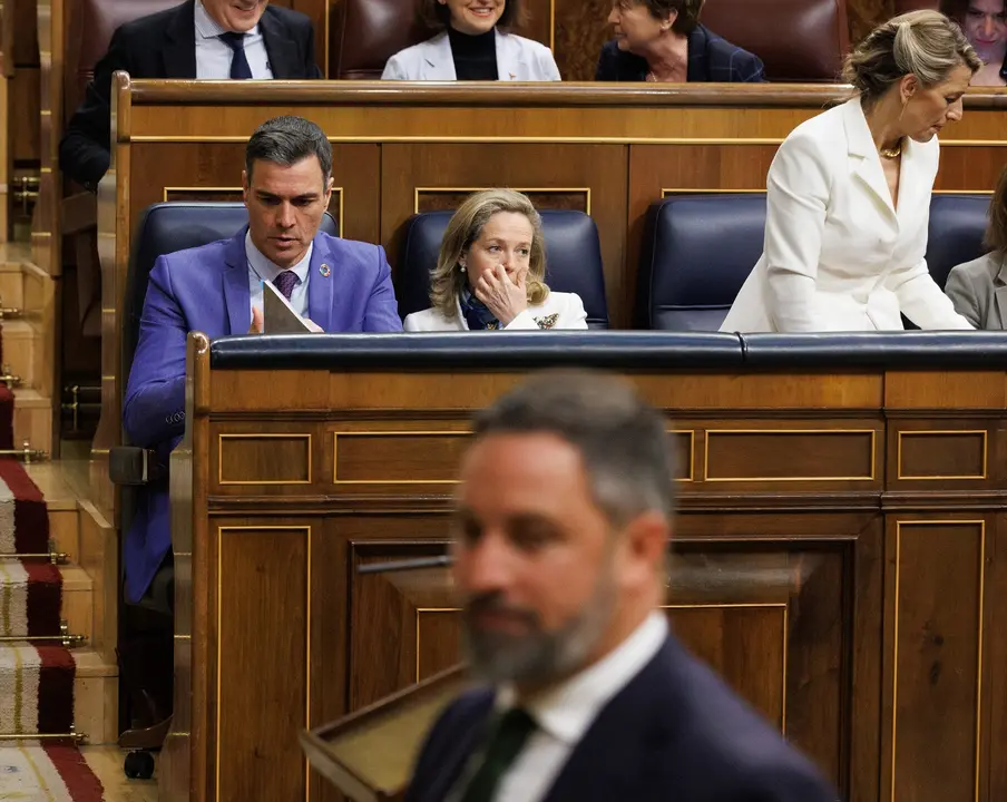 l presidente del Gobierno, Pedro S&aacute;nchez; la vicepresidenta primera y ministra de Asuntos Econ&oacute;micos y Transformaci&oacute;n Digital, Nadia Calvi&ntilde;o y la vicepresidenta segunda y ministra de Trabajo y Econom&iacute;a Social, Yolanda D&iacute;az, mientras pasa el l&iacute;der de Vox, Santiago Abascal. EP / Eduardo Parra