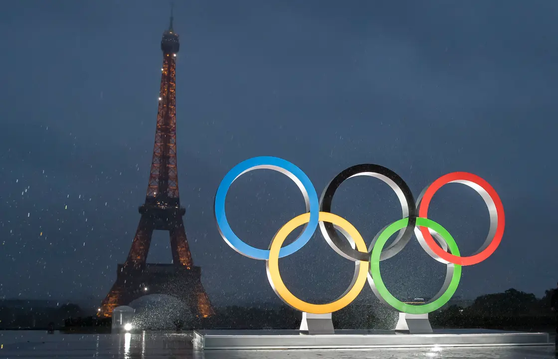 Fotograf&iacute;a de archivo de los Anillos Ol&iacute;mpicos frente a la Torre Eiffel. / IAN LANGSDON