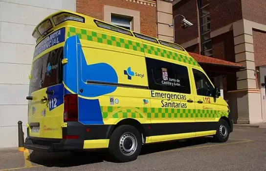 Ambulancia frente la puerta de un hospital. / JCYL