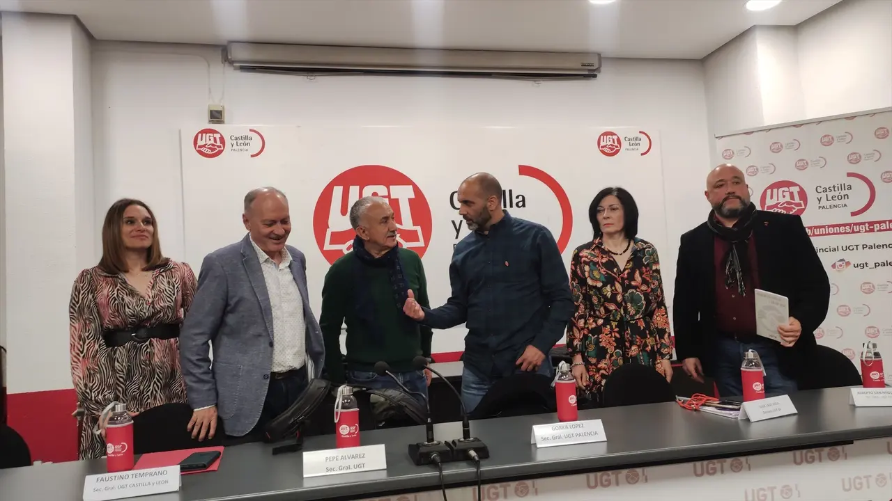 Pepe &Aacute;lvarez (C) junto a responsables de UGT Palencia y de Castilla y Le&oacute;n. EP