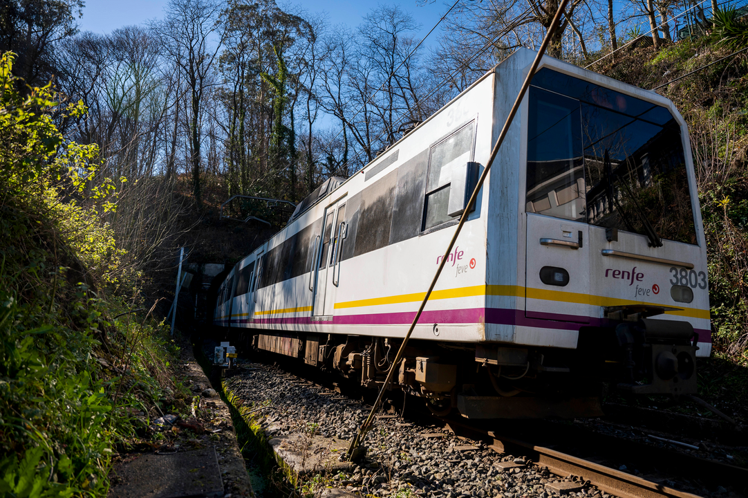 Vista de uno de los trenes que presta servicio en Cantabria. / A.E.